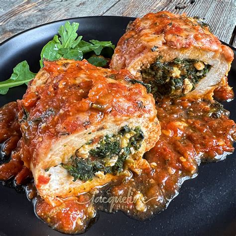 Pechugas Rellenas De Espinaca Y Ricotta Con Salsa De Tomates