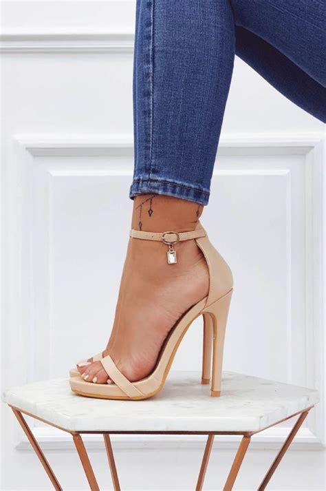 Sandali Nude Con Tacco Alto E Ciondolo Gioiello Heels Nude Sandals Sandals