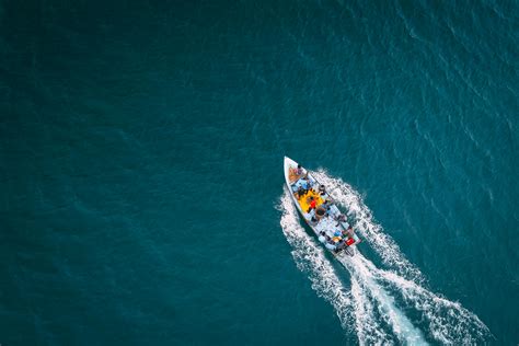 Motor boat making circle on water surface · Free Stock Photo