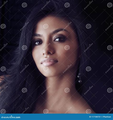 De Mooie Vrouw Van Latina Met Lang Haar Stock Afbeelding Image Of Glimlach Spruit 117100731