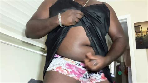 Uomo Gay Nero Travestito Si Masturba Il Suo Cazzo Nero Nelle Mutandine Della Moglie E Da Notte