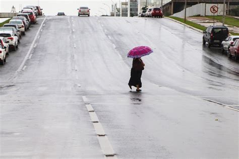 Alerta laranja Inmet prevê chuvas intensas e ventos acima de 60 km h