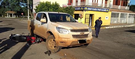 Condutor de S10 avança preferencial e causa acidente motociclista fica