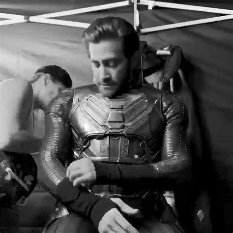 Посмотрите, как Джейк Джилленхол одевается в костюм Мистерио из фильма ...