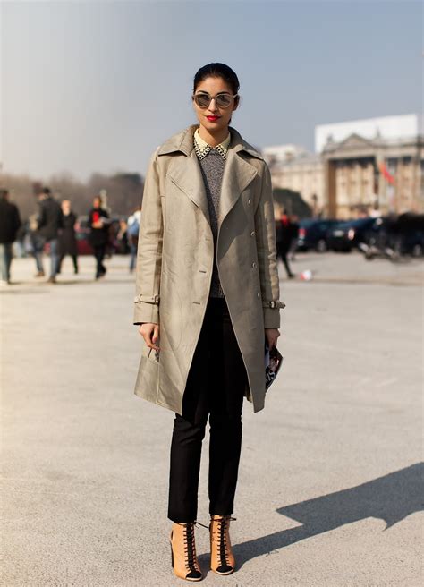 С чем носить светлый плащ?