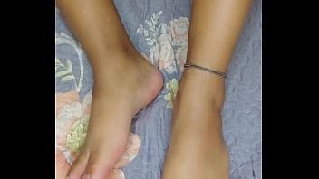 Passando creme nos pézinhos XVIDEOS