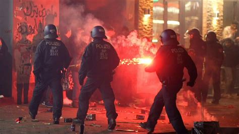 Silvesternacht In Berlin Angriffe Auf Einsatzkr Fte Mehr Als