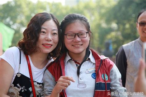 為了學生中考考得好 美女老師也是拼了 不分男女挨個擁抱送祝福 每日頭條