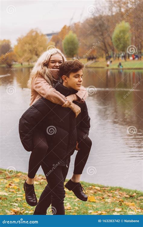 Una Bella Ragazza Bionda Si Siede Sul Retro Di Un Affascinante Brunette Amare Gli Adolescenti è