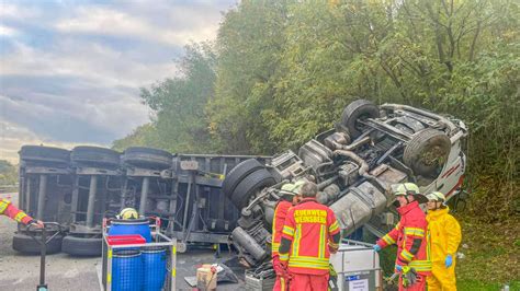 Mit Tonnen Steinen Beladener Lkw Umgekippt A Stundenlang Gesperrt