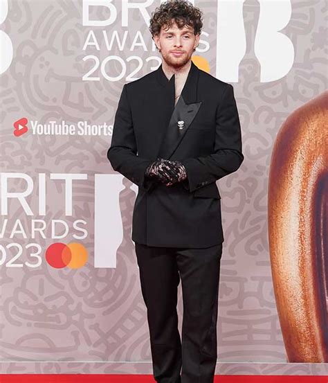 Harry Styles Caught Kissing Male A Lister At The Brit Awards