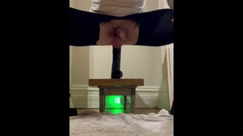 用巨大的黑色假阳具挤前列腺 Pornhub Gay