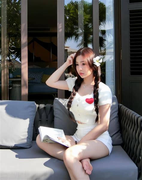 Hot girl triệu follow đốt mắt với loạt ảnh bikini nóng hơn thời tiết