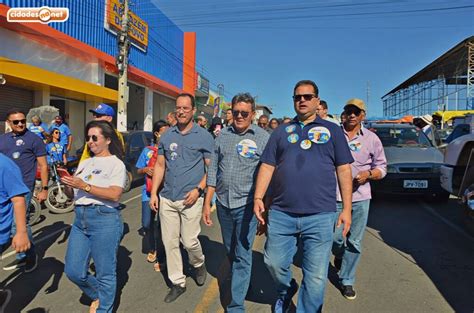 R Sá Filho visita feira livre de Jaicós em comitiva de Silvio Mendes