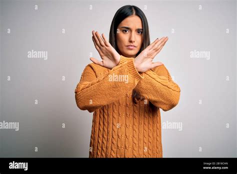 Jeune Femme Belle Brunette Portant Un Pull D Contract Sur Un Fond Blanc Isol Expression De