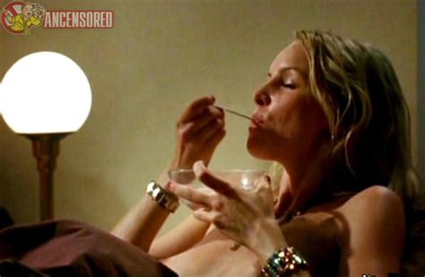 Nackte Simone Hanselmann in Alles außer Sex