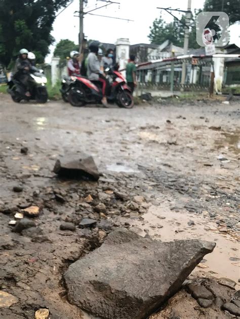 Foto Bertahun Tahun Tidak Diperbaiki Jalan Rusak Di Depok Ini Kian