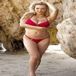 Modelos Internacionales Lindsey Pelas Spills Out Of A Tiny Bikini