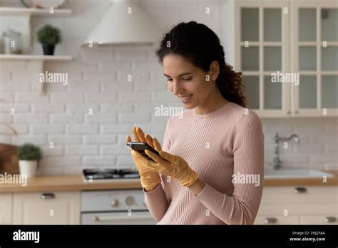 Latina Housewife Hi Res Stock Photography And Images Alamy
