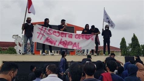 Demo Mahasiswa Di Depan Pemkab Sumenep Tuntut Direktur Pt Sumekar