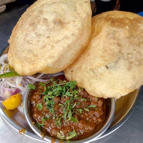 legendary popular places  delhi serving crazy yummy chole
