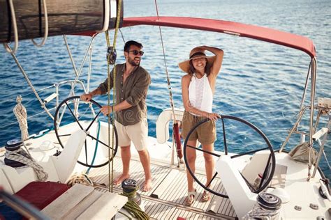 Couples Sexy Sur Le Bateau De Luxe Photo Stock Image Du Loisirs Marin 146583080