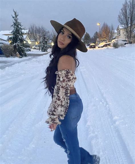 Pin By Alex On Outfit Inspo Vaquera Outfit Mexican Latina Fashion Outfits Mexican Outfit