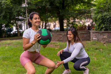 Garota Latina Praticando Esportes Em Um Parque Verde Estilo De Vida Uma Vida Saud Vel