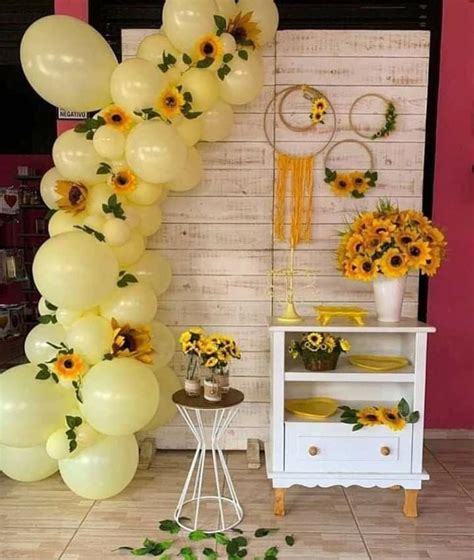 Decoración con girasoles y globos amarillos Decorações de casamento