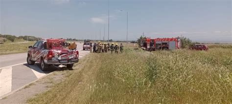 Volcó una camioneta en el cruce de la autovía Bustos y ruta 5 LV16 ar