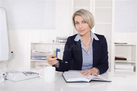 Femme Blonde Attirante S Asseyant Au Bureau Image Stock Image Of Businesswoman Conduite