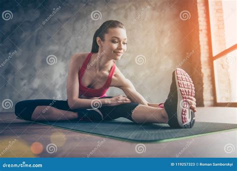 Ragazza Sportiva Abbastanza Sportiva Dei Giovani Che Allunga Su Un Tappeto Dopo L Ass Comm