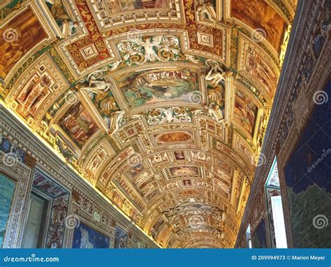 Bellas Esculturas De Arte Y Pinturas Dentro De Los Museos Del Vaticano