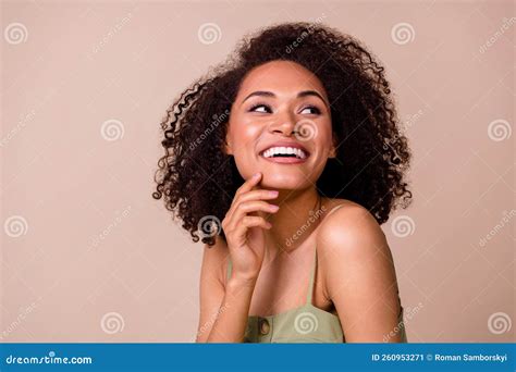 Photo Brunette Jeune Belle Dame Look Promo Porter Kaki Top Sur Fond Beige Couleur Image Stock