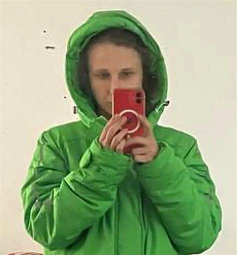 L Der De Pussy Riot Huye De Rusia Disfrazada De Repartidora