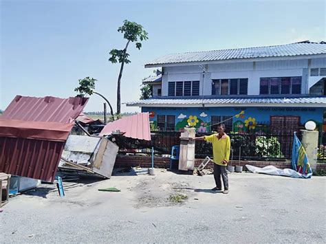 Laung Azan Lihat Puting Beliung Terbangkan Bumbung Rumah Kosmo Digital