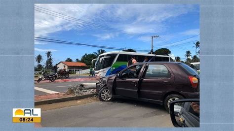 Carro Bate E Derruba Poste Sobre Outro Ve Culo Na Al Norte Em