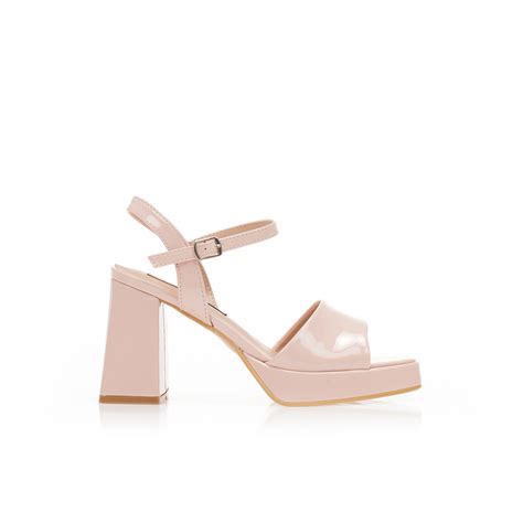 Sandały nude lakierowane na platformie i paseczkiem dookoła kostki Tsoukalas Shoes