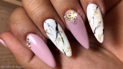 Uñas estilo mármol que combinarán perfecto con tus outfits