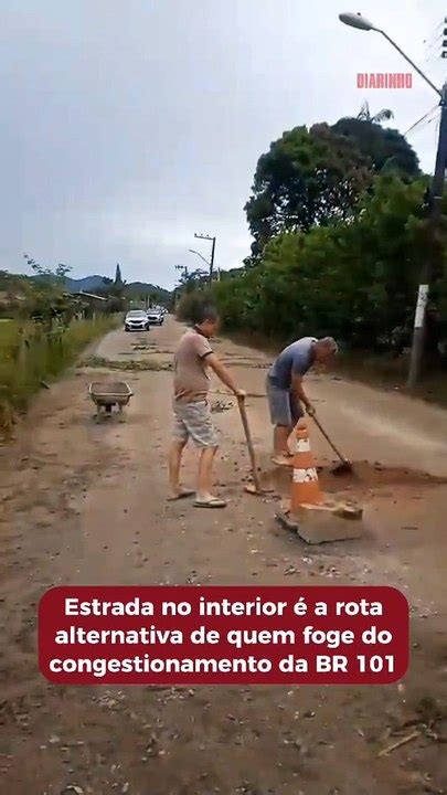 Moradores de Piçarras usam troncos e cones em protesto contra caos no