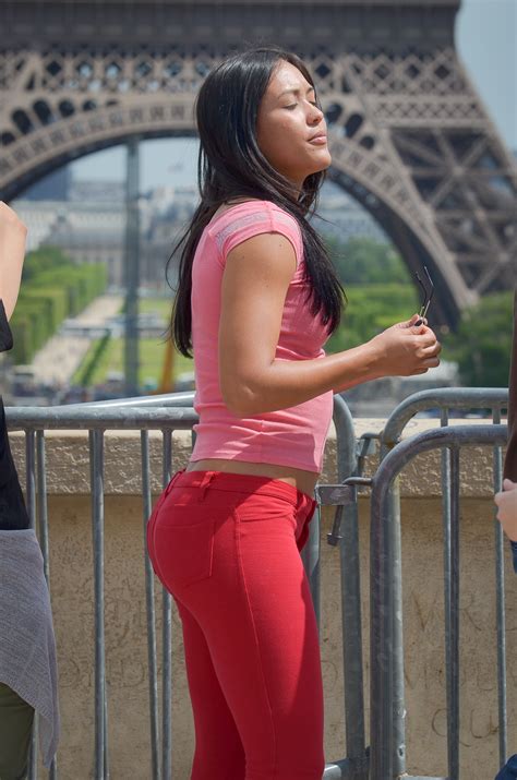 Bonita Latina En Pantalones Apretados Luciendo Su Belleza En Europa Mujeres Bellas En La Calle