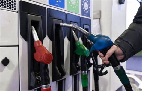 В уряді розповіли, чи подорожчає паливо в Україні. Новости :section-UKR ...