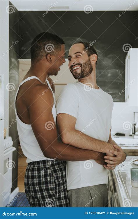 Pares Gay Que Abrazan En La Cocina Imagen De Archivo Imagen De Pijamas Alegre