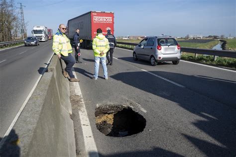 Si Apre Una Voragine Nellasfalto DellAdriatica Ravenna24ore It