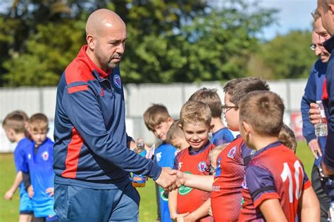 Dirige con éxito en el fútbol inglés contó que es gay y da su