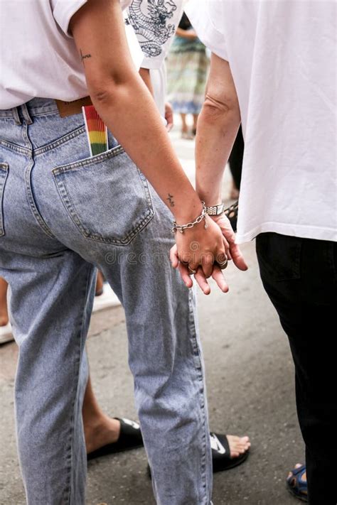 Dos Lesbianas Cogiendo La Mano En El Festival Del Orgullo Gay En El Pueblo De Santa Pola Imagen