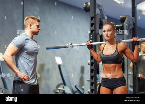 El Hombre Y La Mujer Con El Barbell Flexi N M Sculos De Gimnasio