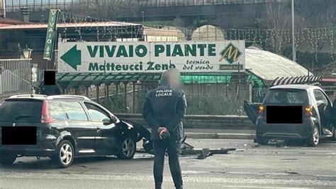 Violento Frontale Tra Due Auto Due Persone Ferite