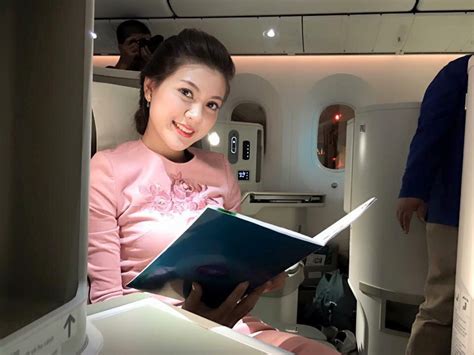 Nhan sắc nóng bỏng ngọt ngào của nữ MC mặc bikini dẫn World Cup trên sóng truyền hình