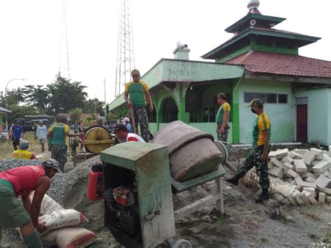 Satgas Yonif Mr Kompak Bersama Warga Sanggaria Bangun Tempat Wudhu